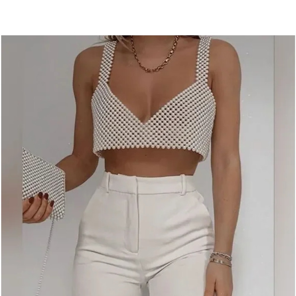 Pearl crop top
Unwarn Comes in one size
A- C cup would fit best